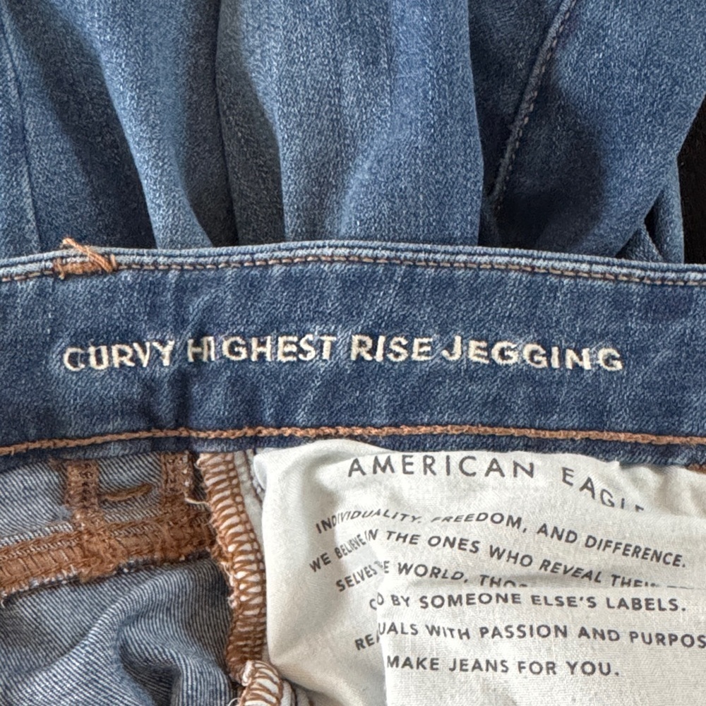 American Eagle Outfitters Dark Blue Distressed Highest Rise Curvy Jegging - Picture 3 of 4